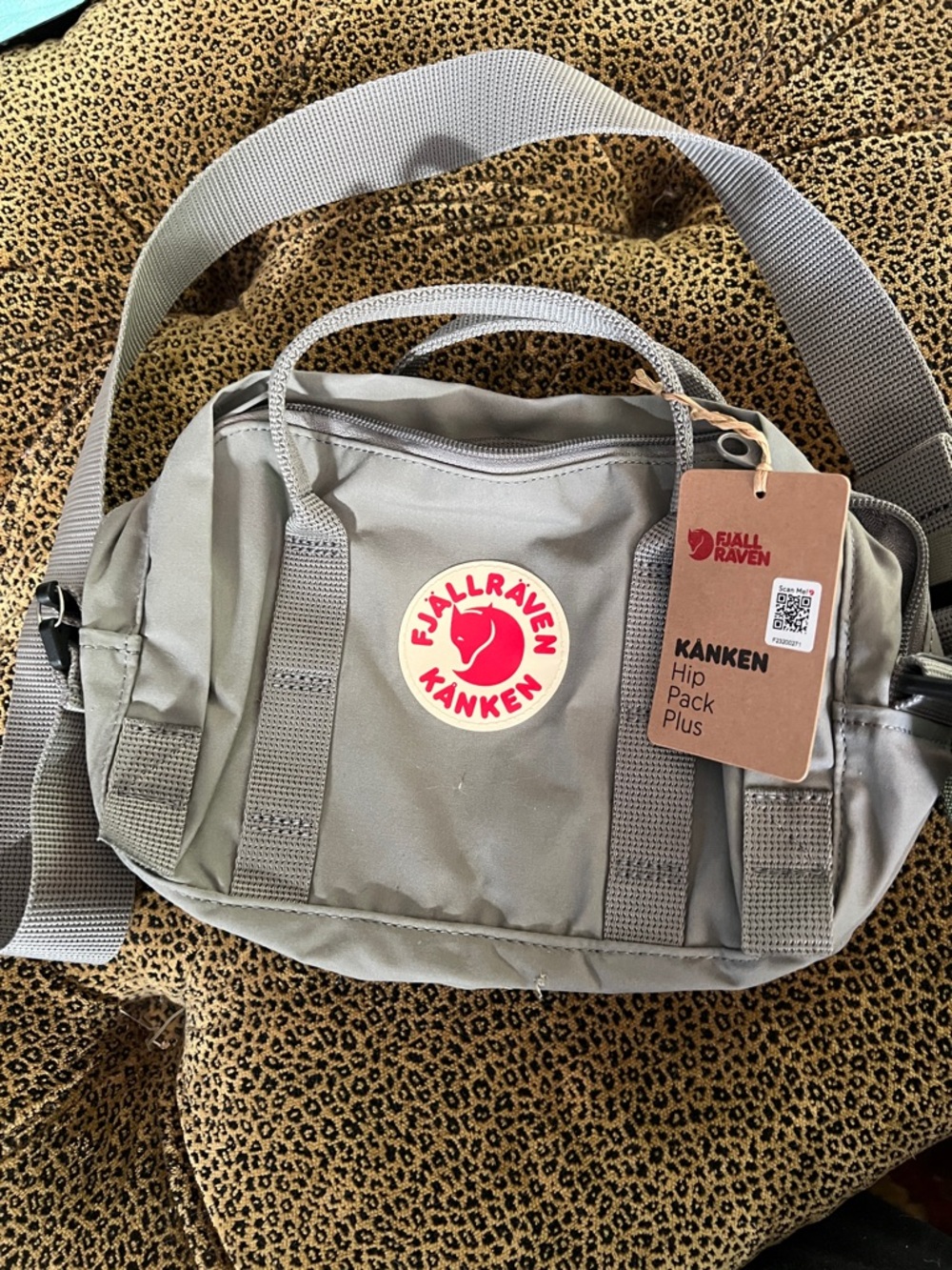 Fjallraven Kånken Hip Pack Plus – Light Gray with Red Logo